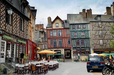 Voiture de location dans le centre-ville de Rennes.