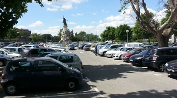 Voitures garées dans le parking de l'Allée de l'Oulle à Avignon