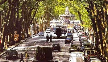 Voitures circulant sur le cours Mirabeau à Aix-en-Provence