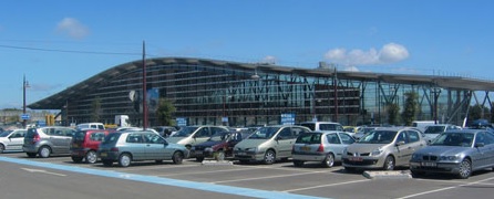 Voiture de location devant la gare TGV d'Aix-en-Provence