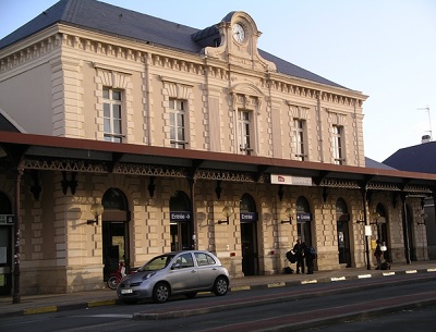 Une voiture de location devant la gare TGV de Biarritz