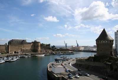 Voitures garées dans le parking de la gare SNCF de Brest