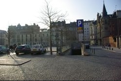 Voitures garées à côté de l'entrée du parking Hoche à Rennes.