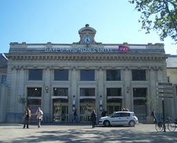 Voiture de location devant la gare d'Avignon Centre