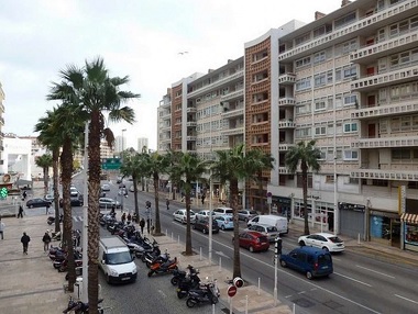 Voiture de location dans le centre de Toulon