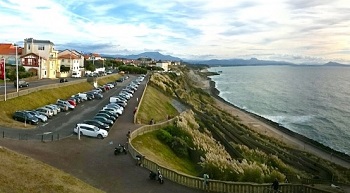 Voitures sur le parking de la Côte des Basques