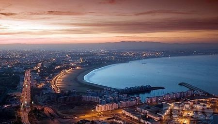 Vue aérienne d'Agadir au crépuscule.