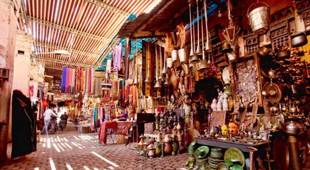 Souk dans la médina de Marrakech.